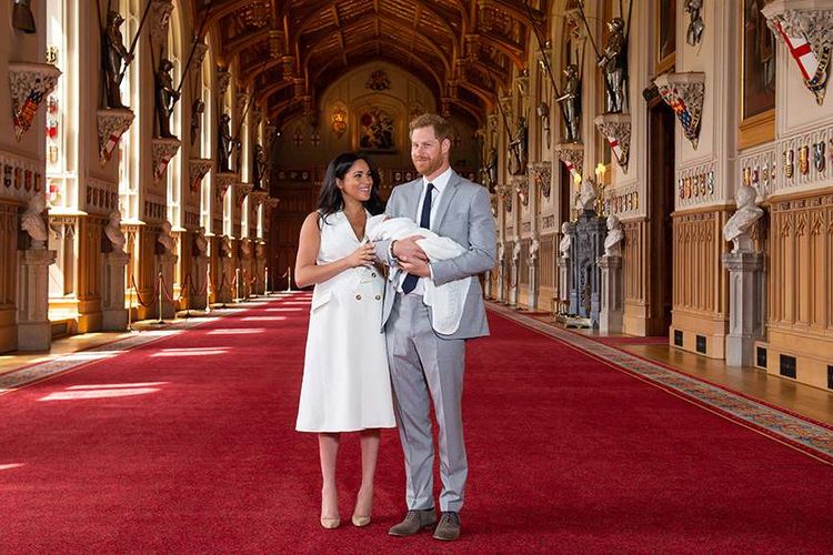 Pangeran Harry dan Meghan Markle memperkenalkan anak pertama mereka ke publik di St Georges Hall, Windsor Castle, London, Rabu (8/5/2019) waktu setempat. Anak yang mereka beri nama Archie Harrison Mountbatten-Windsor itu berada di urutan ketujuh suksesi kerajaan Inggris.