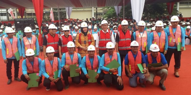 Perwakilan peserta Percepatan Sertifikasi Tenaga Kerja Konstruksi dan Bimbingan Teknis Keahlian Konstruksi Tahap II Tahun 2018 bersama para pejabat Kementerian PUPR, Rabu (3/10/2018) di Jakarta.