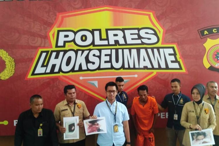 Polisi memperlihatkan tersangka dan barang bukti kasus pembunuhan istri dan dua anak tiri di Mapolres Lhokseumawe, Aceh, Rabu (8/5/2019)