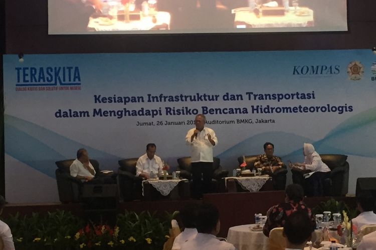 Menteri Pekerjaan Umum dan Perumahan Rakyat Basuki Hadimuljono saat menyampaikan paparan dalam diskusi bertajuk Kesiapan Infrastruktur dan Transportasi dalam Menghadapi Risiko Bencana Hidrometereologis di Kantor BMKG, Jumat (26/1/2018).