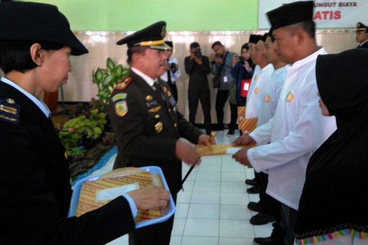 Kepala Lapas Kelas IIb Jombang, Sulistiyono, menyerahkan berkas remisi kepada narapidana yang mendapatkan pengurangan masa tahanan.