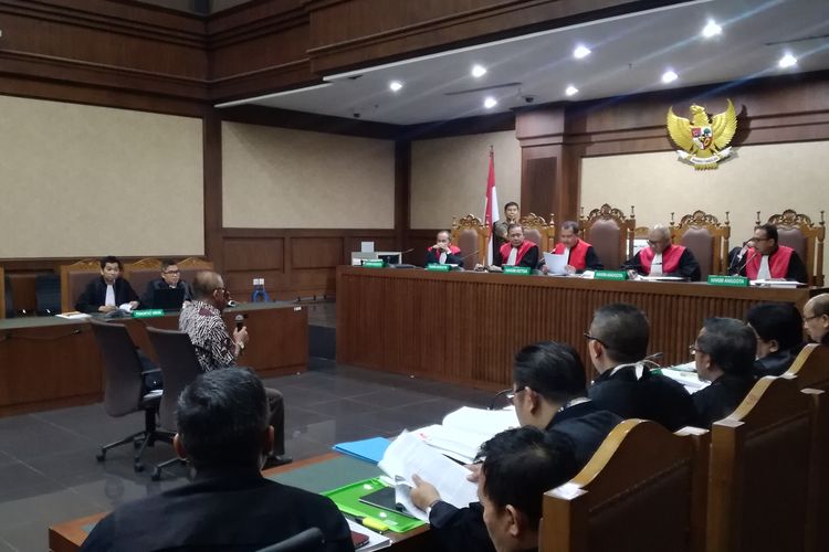 Jaksa Komisi Pemberantasan Korupsi (KPK) menghadirkan Pakar hukum pidana Universitas Trisakti Abdul Fickar Hadjar dalam persidangan mantan Direktur Utama PT PLN Sofyan Basir di Pengadilan Tindak Pidana Korupsi, Jakarta, Senin (26/8/2019).