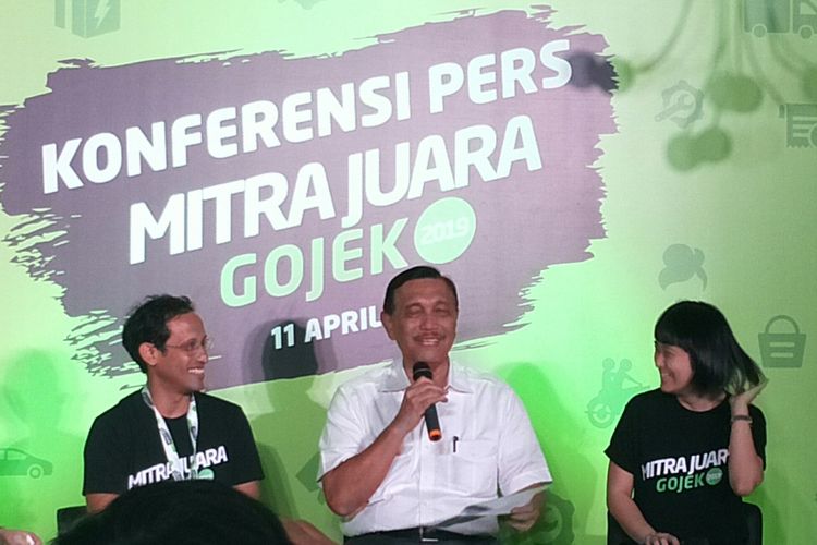 Menko Koordinator Kemaritiman Luhut Binsar Panjaitan bersama CEO Go-Jek Nadiem Makarim di Jakarta, Kamis (11/4/2019)