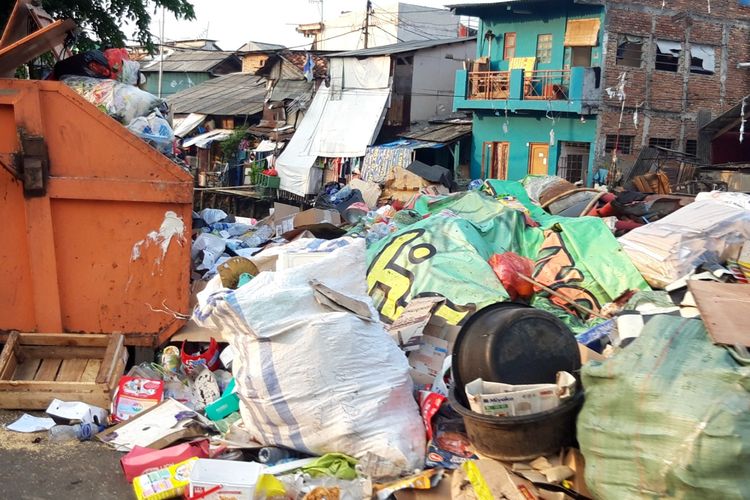Tumpukan sampah yang berserakan dan berbau menyengat di Jalan Batara Guru, Johar Baru, Jakarta Pusat. Senin (17/6/2019)