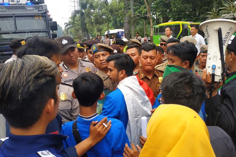 Unjuk rasa mahasiswa bertepatan dengan agenda pelantikan anggota DPRD Kota Bekasi periode 2019-2024, Senin (26/8/2019).