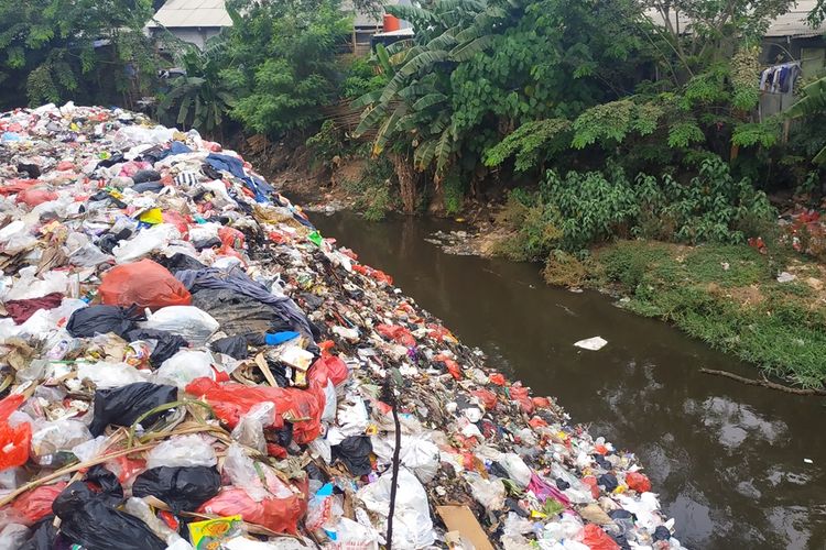 Kondisi TPS ilegal yang disebut telah menyebabkan lautan sampah plastik di Kali Jambe, Tambun Selatan, Kabupaten Bekasi, Kamis (5/9/2019).