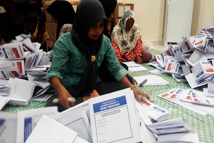Komisi Pemilihan Umum kota Palopo mensortir ulang surat suara yang telah dianggap rusak sesuai petunjuk tekhnis KPU RI, Jumat (05/04/2019)
