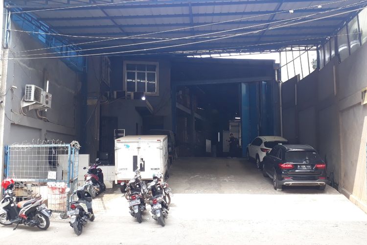 Lokasi penyekapan karyawan sebuah gudang elektronik di Jalan Raya Kalimalang, Pondok Gede, Kota Bekasi, Senin (24/6/2019).