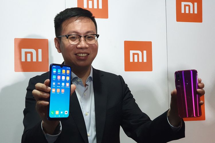 Steven Shi, Country Head Xiaomi Indonesia, memamerkan ponsel Redmi Note 7 usai acara peluncurannya di Jakarta, Kamis (21/3/2019).