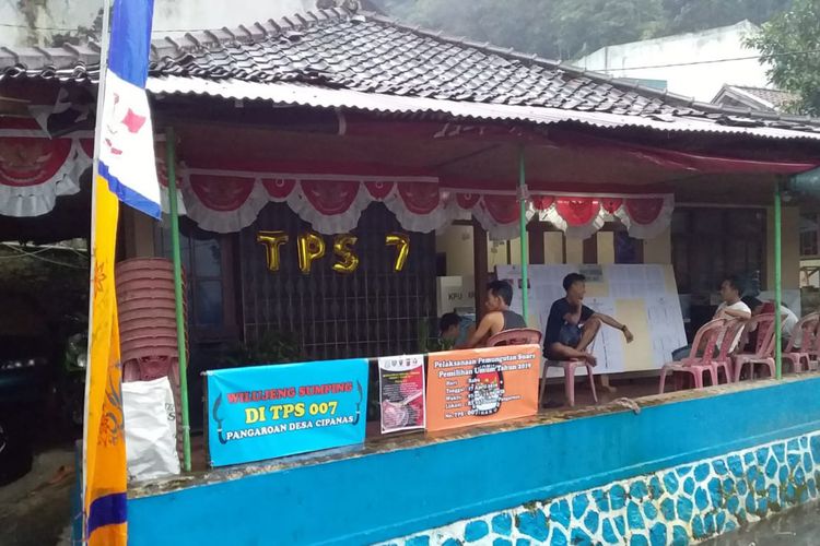 KPPS Desa Cipanas, Tanjungkerta, Sumedang, Jawa Barat hias rumah warga jadi TPS, Selasa (16/4/2019). AAM AMINULLAH/KOMPAS.com