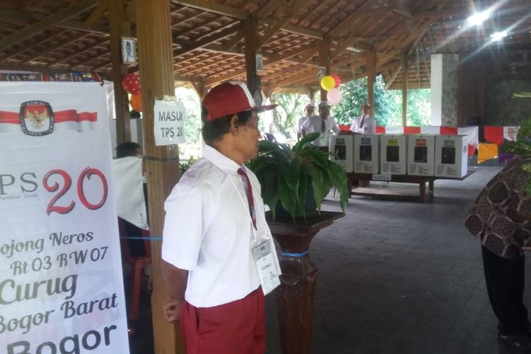 Salah satu petugas di TPS 20 RT 03 RW 07, Kampung Bojong Neros, Kelurahan Curug, Kecamatan Tanah Sareal, Kota Bogor, mengenakan seragam SD di hari pencoblosan, Rabu (17/4/2019).