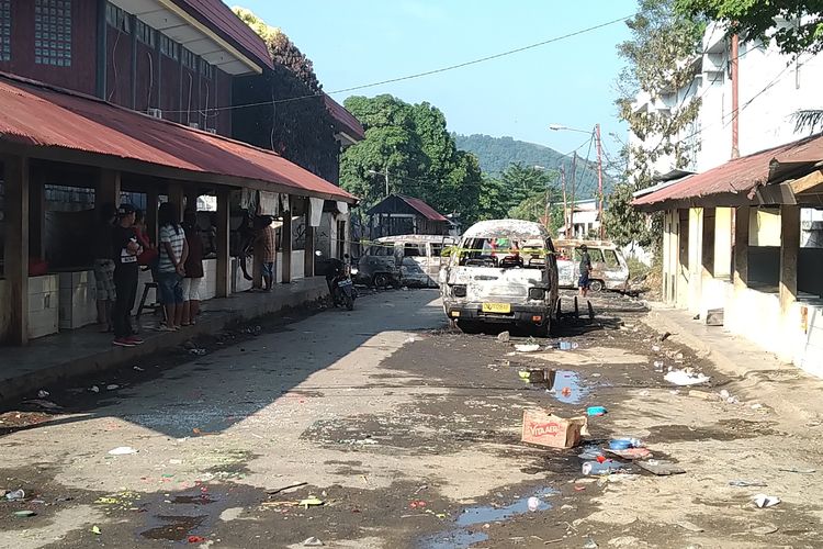 Situasi di Terminal Expo Waena, Kota Jayapura, Papua pada Sabtu siang (25/05/2019). Sebelumnya pada Jumat malam (24/05/2019), dilokasi tersebut terjadi keributan antar massa yang menyebabkan satu anggota TNI, Serda Herman Tabuni tewas karena luka tusuk