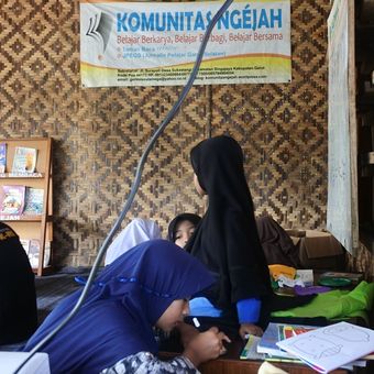 Anak-anak Komunitas Ngejah mengikuti gerakan Kampung Membaca di Desa Saribakti, Kecamatan Peundeuy, Kabupaten Garut.