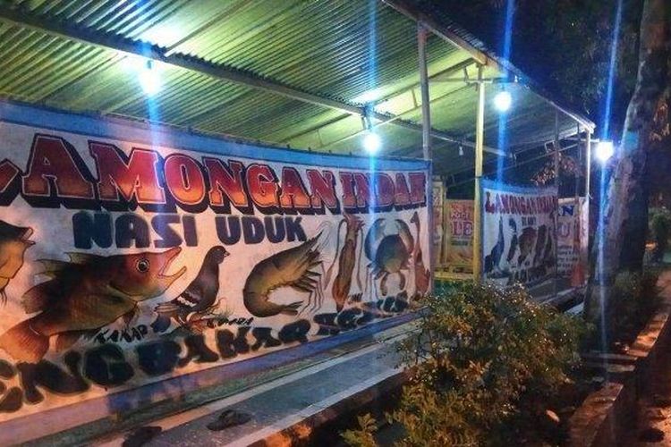 Warung lesehan Lamongan Bu Anny di Jalan Hos Cokroaminoto, Kecamatan Slawi, Kabupaten Tegal yang mendadak viral hingga dicibir warganet karena harganya yang terlalu mahal, Rabu (29/5/2019). ((TRIBUN JATENG/AKHTUR GUMILANG)) 