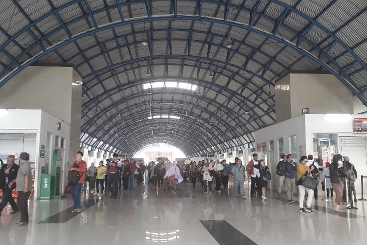 Suasana Stasiun Palmerah, Jakarta Barat setelah mesin e-ticketing beroperasi normal pada Selasa (24/7/2018).