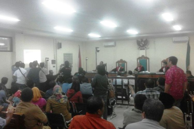 Pengadilan membuka rekaman CCTV di Hotel Mulia, Jakarta, tempat bertemunya Gubernur Bengkulu non aktif, Ridwan Mukti dengan beberapa kontraktor.