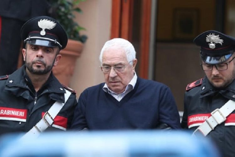 Settimo Mineo, calon bos baru salah satu mafia terbesar Italia, Cosa Nostra, saat digelandang polisi setelah ditangkap Selasa (4/12/2018).