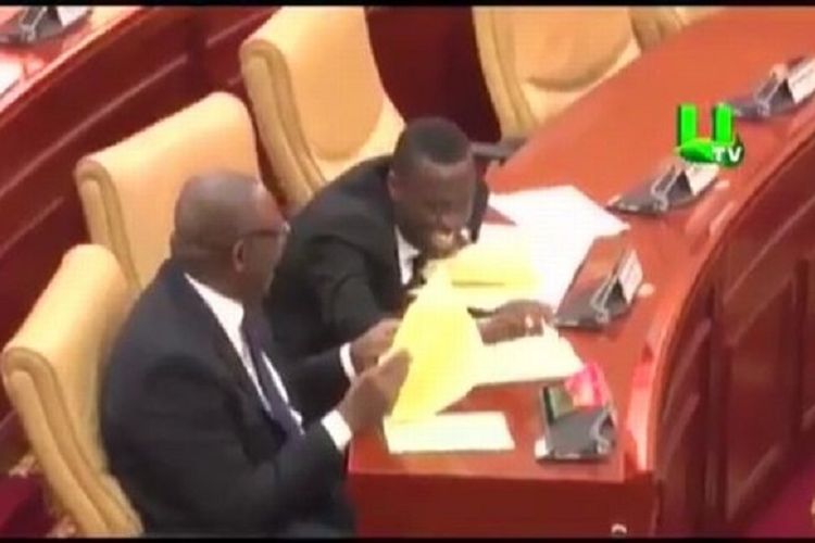 Dua orang anggota Parlemen Ghana tertawa terpingkal-pingkal setelah salah seorang koleganya menjabarkan nama desa yang ternyata tidak lazim dalam sidang.