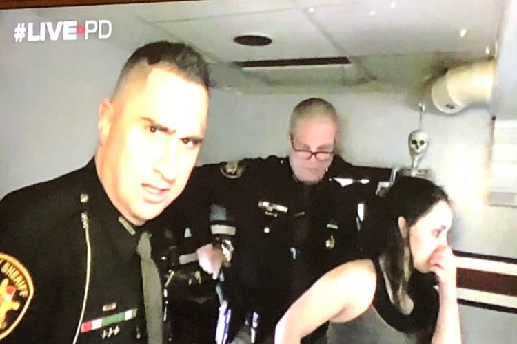 Seperti inilah reaksi petugas saat suara dari film porno muncul dalam siaran langsung penangkapan seorang tersangka pencurian.