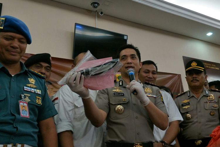 Kapolres Metro Jakarta Selatan Kombes Indra Jafar menunjukkan barang bukti pisau yang digunakan tersangka Supriyanto (20) untuk menusuk pensiunan TNI AL Hunaedi (83) hingga tewas saat merilis kasus tersebut di Mapolres Metro Jakarta Selatan, Kamis (12/4/2018).