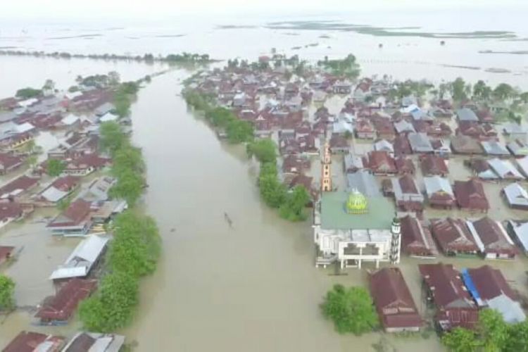 Banjir setinggi tiga meter merendam Kecamatan Sengkang, Kabupaten Wajo, Sulawesi Selatan, Senin, (2/7/2018).