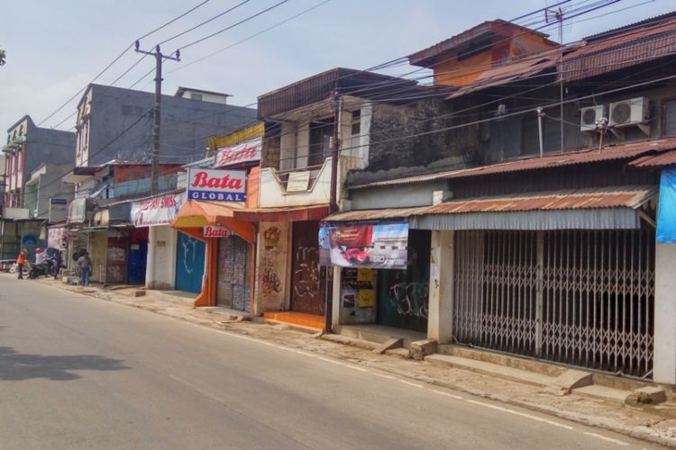 Toko-toko yang ada di sepanjang Jalan Dewi Sartika Depok terpantau tutup pada Kamis (7/9/2017) pagi. Situasi ini terjadi saat bersamaan berlangsung aksi unjuk rasa menolak sistem satu arah (SSA) di jalan tersebut.