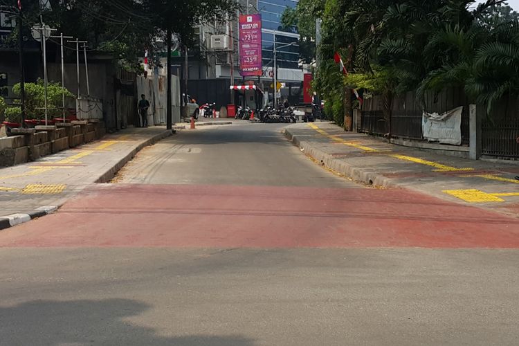 Speed bump yang berfungsi menyejajarakan trotoar dibangun di Kawasan Blok M, Jakarta Selatan. Foto diambil Selasa (15/8/2017).