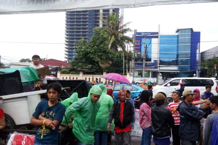 Unjuk rasa menolak penerapan sistem satu arah (SSA) kembali dilakukan sejumlah warga Depok di depan Balai Kota pada Rabu (27/9/2017). 
