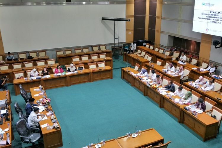 Rapat Dengar Pendapat Komisi II DPR dengan Kementerian Pemberdayaan Perempuan dan Perlindungan Anak di Kompleks Parlemen, Senayan, Jakarta, Senin (16/4/2018).