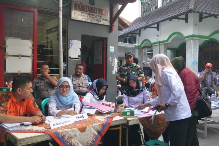 Suku Dinas Kependudukan dan Pencatatan Sipil (Sudin Dukcapil) Jakarta Selatan melakukan operasi bina kependudukan (biduk) di RW 001 Kelurahan Cipulir, Kebayoran Lama, Jakarta Selatan, Rabu (11/7/2018) sore.