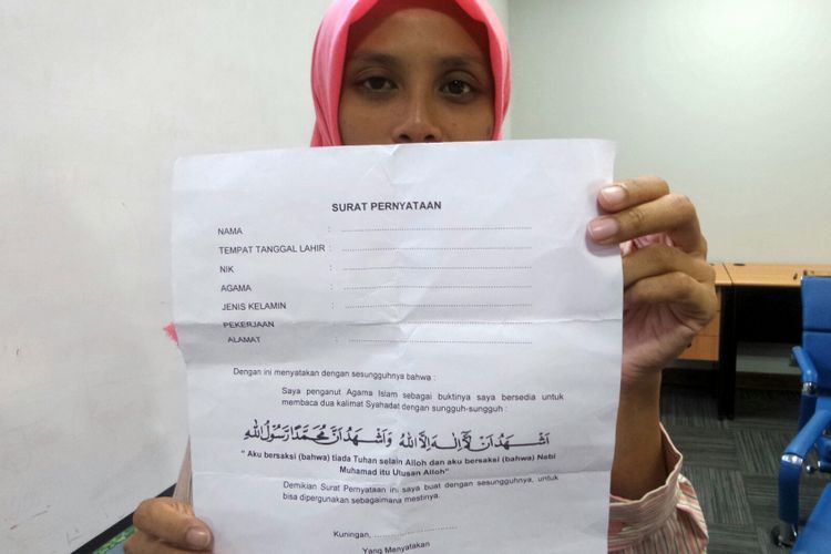 Desi aries sandy (28), salah seorang warga Ahmadiyah, menuturkan, pihak Dinas Dukcapil tidak mau menerbitkan e-KTP sebelum seluruh warga Ahmadiyah menandatangani surat pernyataan mengakui agama Islam dan mengucap kalimat Syahadat. Desi mengadukan dugaan maladministrasi tersebut ke Ombudsman, Senin (24/7/2017).