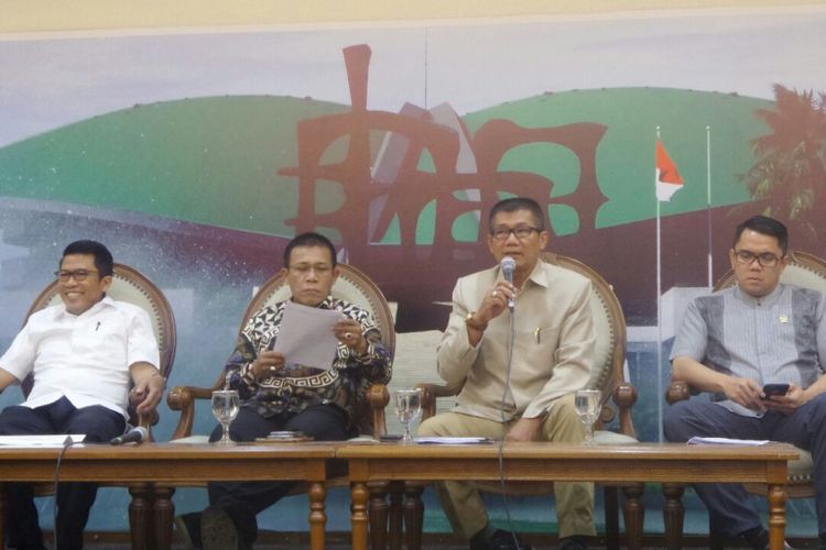 Panitia Khusus Hak Angket KPK saat menggelar konferensi pers laporan kinerja sementara pansus di Kpmpleks Parlemen, Senayan, Jakarta, Senin (21/8/2017).