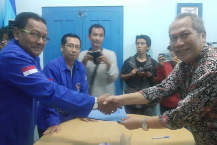 Sekda Kota Mojokerto, Agus Nirbito mengembalikan formulir pendaftaran calon wali Kota Madiun kepada pengurus Partai Demokrat Kota Madiun, Selasa (12/9/2017) malam.