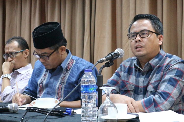Direktur Populi Center Usep S Ahyar ketika (kanan) ditemui dalam sebuah diskusi di D Hotel, Menteng, Jakarta Pusat, Rabu (8/11/2017). 
