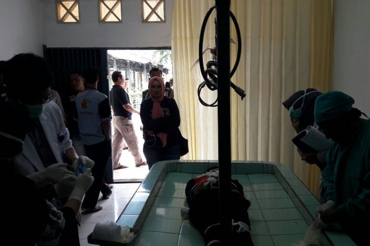 Rinanda pelaku lejahatan yang tewas ditembak polisi dibawa ke rumah sakit di Prabumulih untuk menjalani visum