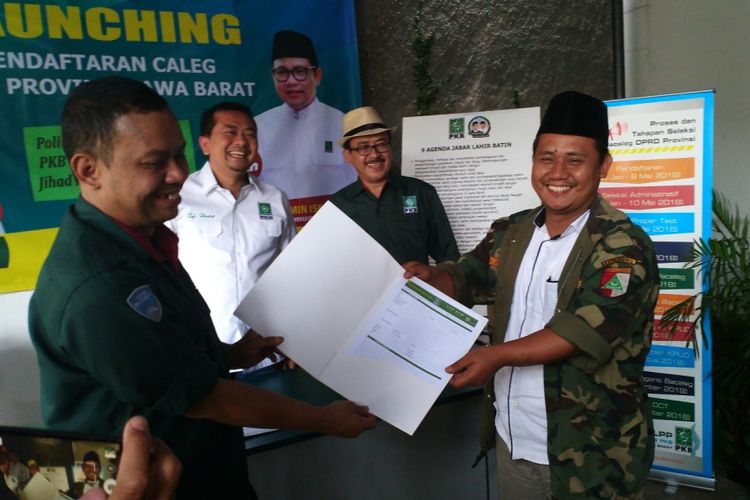 Penyerahan formir pendaftaran bakal calon legislatif daei DPW PKB Jawa Barat.