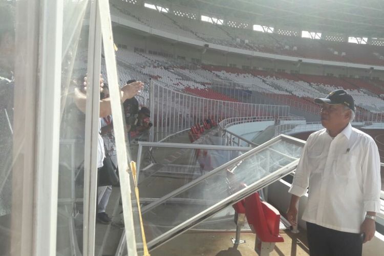 Menteri Pekerjaan Umum dan Perumahan Rakyat Basuki Hadimuljono saat meninjau kerusakan Stadion Utama Gelora Bung Karno (SUGBK), Senin (19/2/2018).