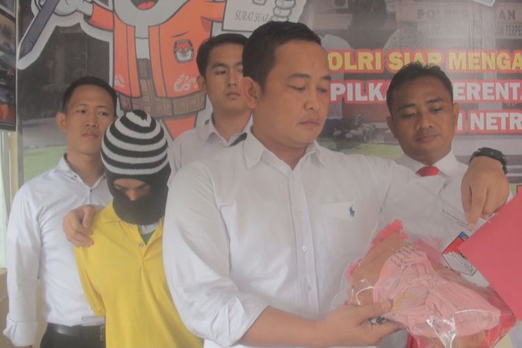 Plh Kasat Reskrim Polres Ogan Ilir Iptu Sondi Fraguna menunjukkan barang bukti pakaian dalam milik korban perkosaan ayah tiri bejad di Desa Suka Cinta Ogan Ilir Sumatera Selatan