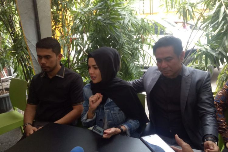 Nikita Mirzani (tengah) ditemani oleh kuasa hukumnya di Polres Jakarta Selatan, Selasa (2/10/2018). Ia menjalani pemeriksaan saksi atas dugaan kasus penggelapan yang dilaporkan suaminya, Dipo Latief.