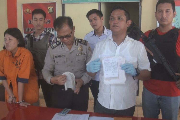 Pelaku penggelapan uang setoran arisan dibawa ke Mapolres Ogan Ilir setelah ditangkap polisi dari Polres Ogan Ilir di daerah Cijantung Jakarta, dalam paparan polisi di Polres Ogan Ilir, Senin (19/2/2019). 