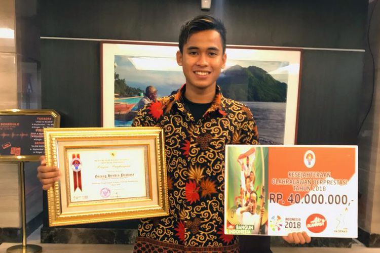 Pebalap Yamaha Indonesia Galang Hendra Pratama jadi salah satu atlet yang meraih penghargaan dari Kementerian Pemuda dan Olahraga pada peringatan Hari Olahraga Nasional 2018 di Ternate, Maluku Utara, Minggu (9/9/2018).