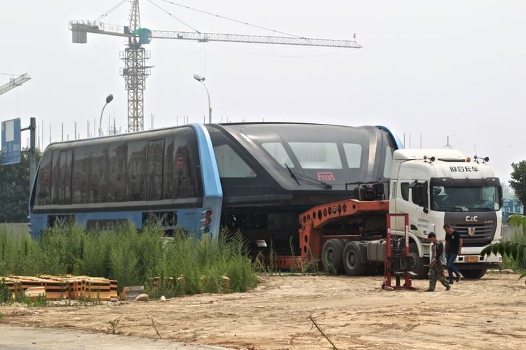 straddled bus atau bus ngangkang di China