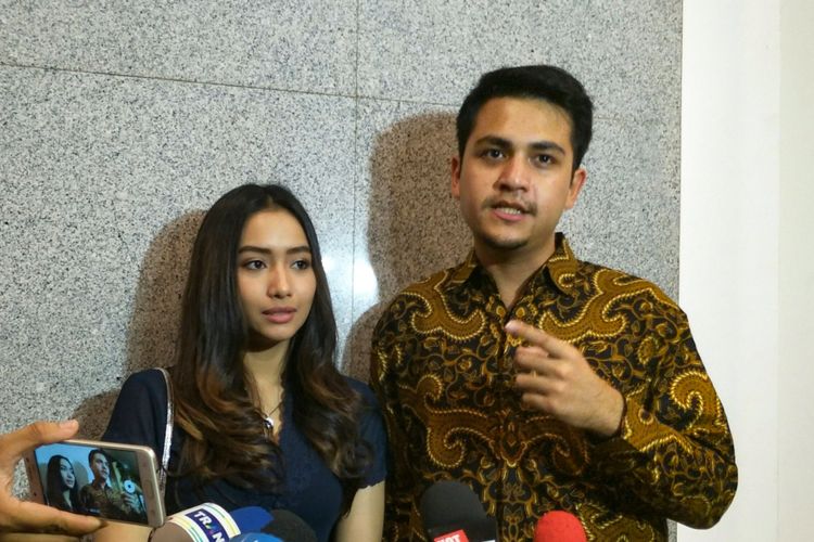 artis sinetron Rizky Alatas dan Adzana Bing Slamet dalam sesi wawancara di Auditorium Mutiara, PTIK, Jakarta Selatan, Minggu (7/1/2018).