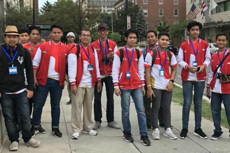 Para siswa Madrasah Aliyah Technonatura Depok saat tengah mengikuti  Internasional First Global Challenge Olympic Robot Competition 2017 yang dilangsungkan di Washington DC, Amerika Serikat pada Juli 2017.  Pada kejuaraan tersebut, mereka berhasil meraih peringkat kedua.