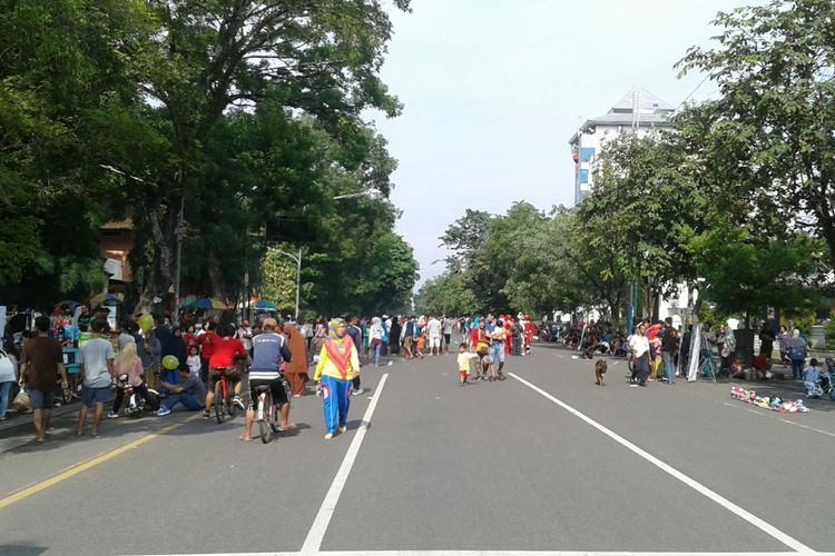 Para pengunjung menikmati suasana di CFD Solo, Minggu (17/12/2017).