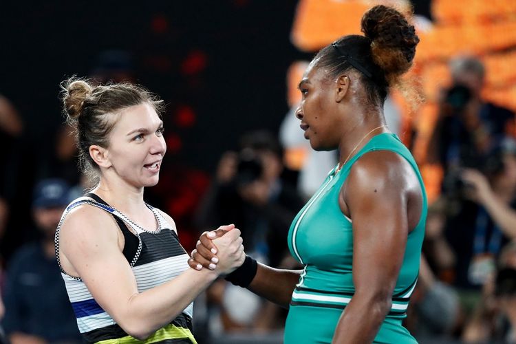 Petenis Amerika Serikat, Serena Williams, berjabat tangan dengan petenis peringkat pertama dunia, Simona Halep, setelah memenangi laga babak keempat Australian Open 2019, Senin (21/1/2019).