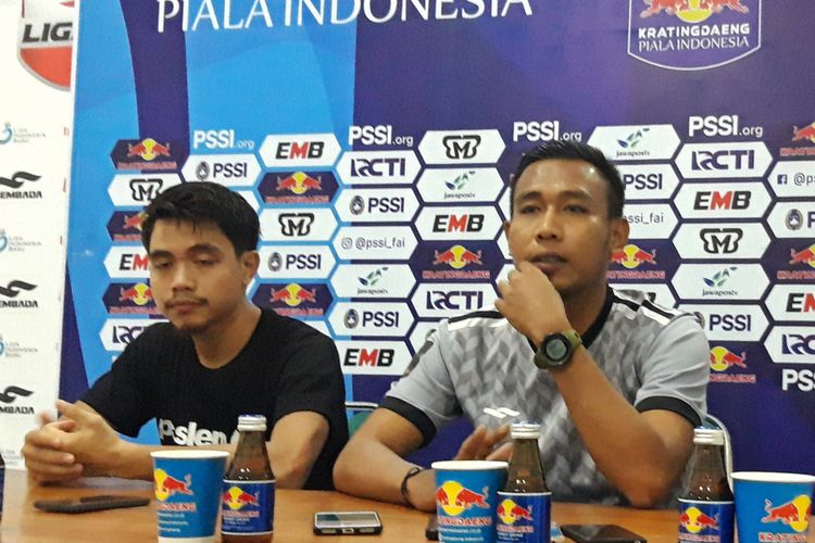 Asisten Pelatih PSS Sleman Asep Ardiansyah dan pemain PSS Sleman Rangga Muslim saat jumpa pers usai laga melawan Borneo FC.