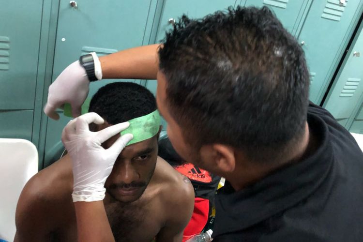 Dokter tim melakukan perban kepada Marco di bagian kiri pelipis kepala usai insiden pemukulan oknum panpel.