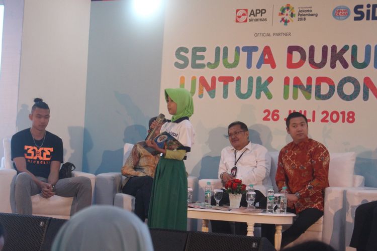 Miracle Aulia membacakan surat dukungan kepada atlet Indonesia yang ditulisnya sendiri dalam  acara Satu Dukungan Untuk Indonesia yang berlangsung di Auditorium Wisma Kemenpora, Kamis (26/7/2017)