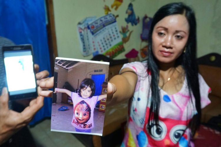 Mei Suprapti (35) saat menunjukkan foto putrinya, Refina Nadya Yuana (5).